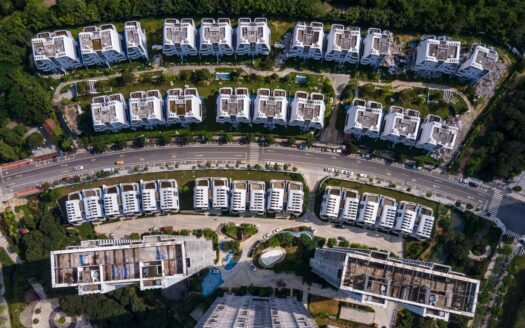 Vista aérea del desarrollo urbano de lujo en Cancún.